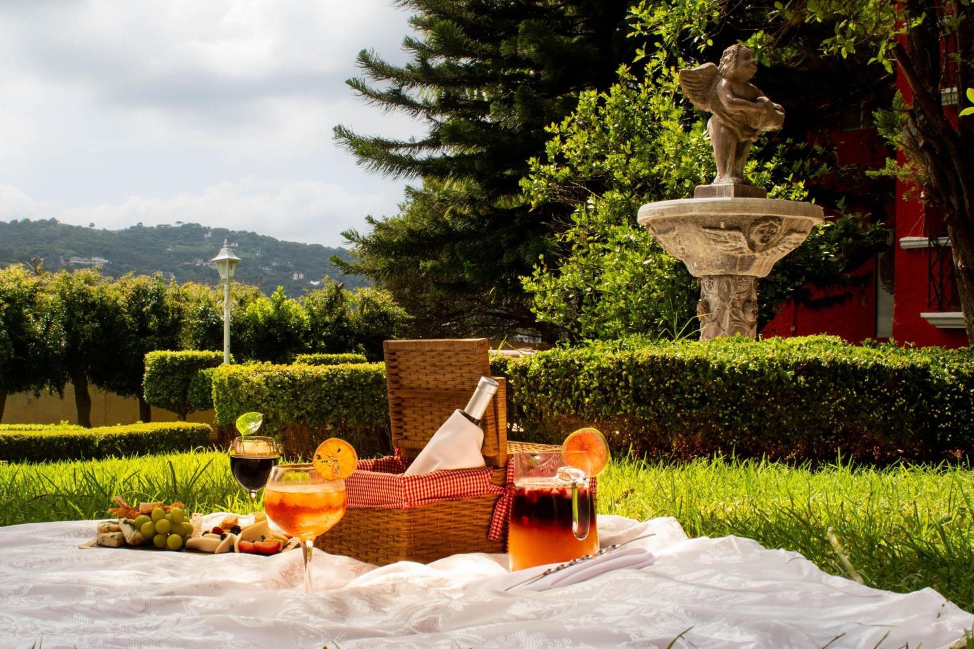Fiesta Americana Hacienda Ixtapan De La Sal Esterno foto A picnic in Italy