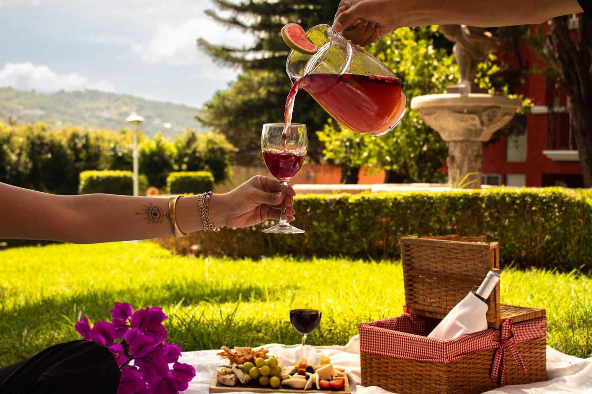Fiesta Americana Hacienda Ixtapan De La Sal Esterno foto Wine being poured into a wine glass